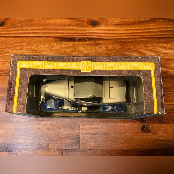 *NWT* ERTL Collectibles 1930 Ford Roadster Fleet Farm Die-Cast Metal Vehicle - Picture 4 of 7